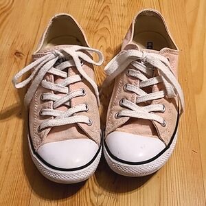 Woman’s pink converse